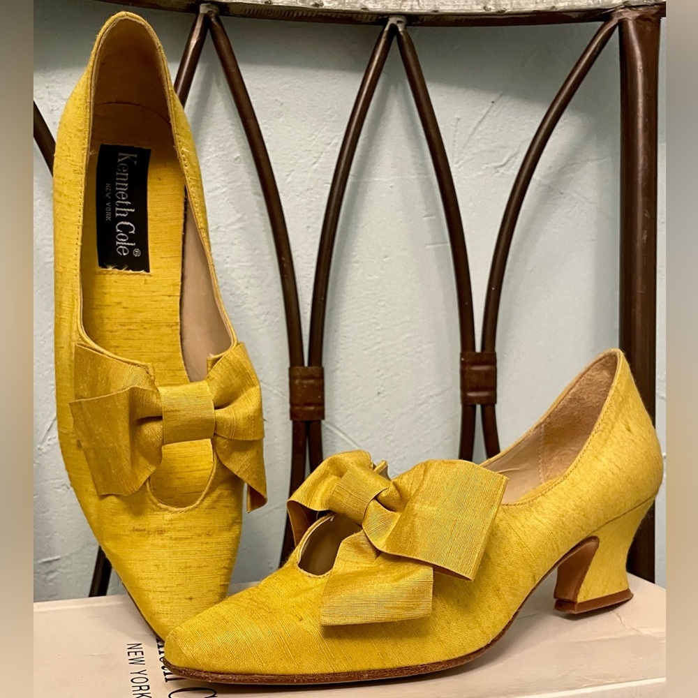 Kenneth Cole Retro 90’s Mustard Bow Kitten Heel UNIQUE! Size 6 1/2. Worn Once!